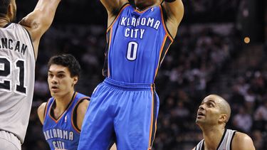 americateve | Russell Westbrook, centro, del Thunder de Oklahoma City, dispara en medio de Tim Duncan, izquierda, y el franc&eacute;s Tony Parker, de los Spurs de San Antonio, en acciones de la segunda mitad del partido de la NBA disputado el s&aacute;bado 21 de diciem