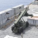 En esta imagen, distribuida por el ejército de Estados Unidos, soldados de la 7ma Brigada de Transporte y marinos del MV Roy P. Benavidez montan un muelle flotante ante la costa de Gaza, el 26 de abril de 2024. (Ejército de EEUU vía AP)