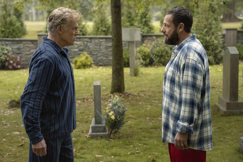Esta imagen publicada por Netflix muestra a Christopher McDonald, a la izquierda, y Adam Sandler en una escena de Happy Gilmore 2. (Scott Yamano/Netflix via AP)
