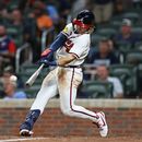 Jim Jarvis, de los Bravos de Atlanta, batea un doble productor en la octava entrada del juego de béisbol de Grandes Ligas contra los Padres de San Diego, el miércoles 22 de julio de 2026, en Atlanta. (AP Foto/Colin Hubbard)