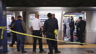Policías de Nueva York trabajan en el lugar de un altercado en un tren del metro de Nueva York el lunes 1 de mayo de 2023 en Nueva York. (Paul Martinka via AP)