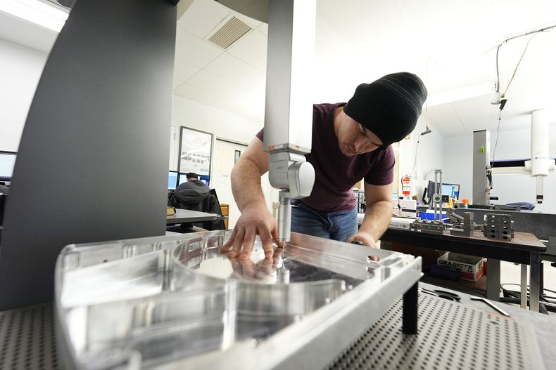 Un trabajador de Reata Engineering and Machine Works prepara una máquina Hexagon utilizada, el 15 de febrero de 2024, en Englewood, Colorado. (Foto AP/David Zalubowski, archivo)
