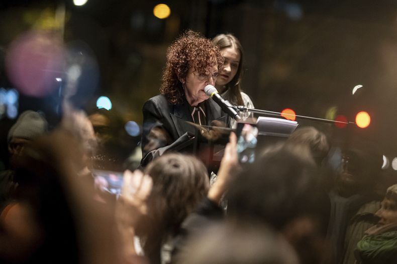 La fotógrafa Nan Goldin habla en un evento en Berlín el 22 de noviembre del 2024. (Fabian Sommer/dpa via AP)