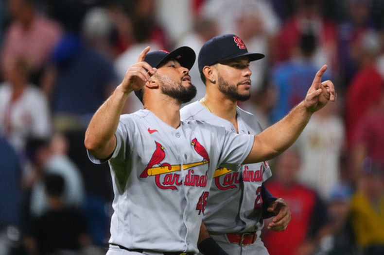 El panameño Iván Herrera, de los Cardenales de San Luis, festeja tras la victoria sobre los Rockies de Colorado, el viernes 4 de septiembre de 2026 (AP Foto/David Zalubowski)