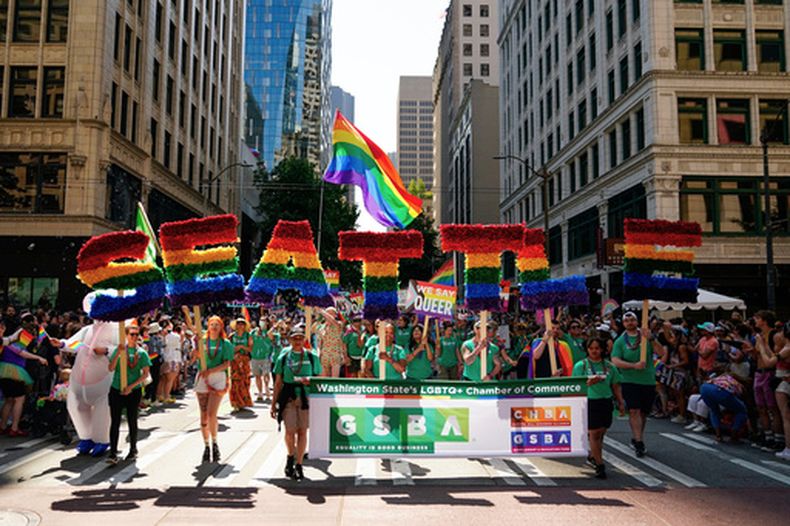 ARCHIVO - Un grupo de manifestantes durante la marcha del orgullo gay de Seattle, el 25 de junio de 2023, en Seattle. (AP Foto/Lindsey Wasson)