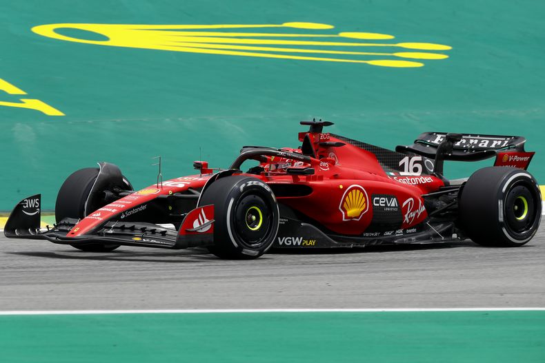 Charles Leclerc, de Mónaco, piloto de Ferrari, durante la sesión de práctica libre para el Gran Premio de Fórmula 1 de Brasil, en el circuito de Interlagos, en Sao Paulo, Brasil, el viernes 3 de noviembre de 2023. (AP Foto/Marcelo Chello)