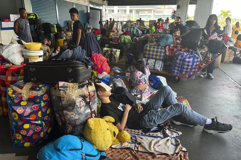 En esta imagen, distribuida por la Guardia Costera de Filipinas, pasajeros varados esperan en la terminal tras la cancelación de los viajes por mar debido al tifón Doksuri, en Manila, Filipinas, el 25 de julio de 2023. (Guardia Costera de Filipinas vía AP)
