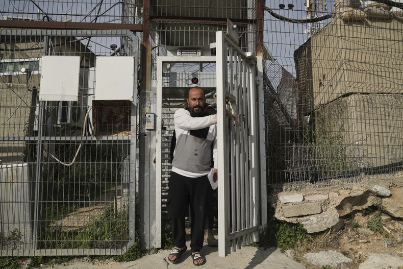 Hamdan Ballal, ganador del Oscar por el documental No Other Land, es liberado el martes 25 de marzo de 2025, de una estación de policía en el asentamiento de Kiryat Arba, en Cisjordania, un día después de haber sido detenido por las fuerzas militares israelíes tras ser atacado por colonos israelíes. (AP Foto/Leo Correa)
