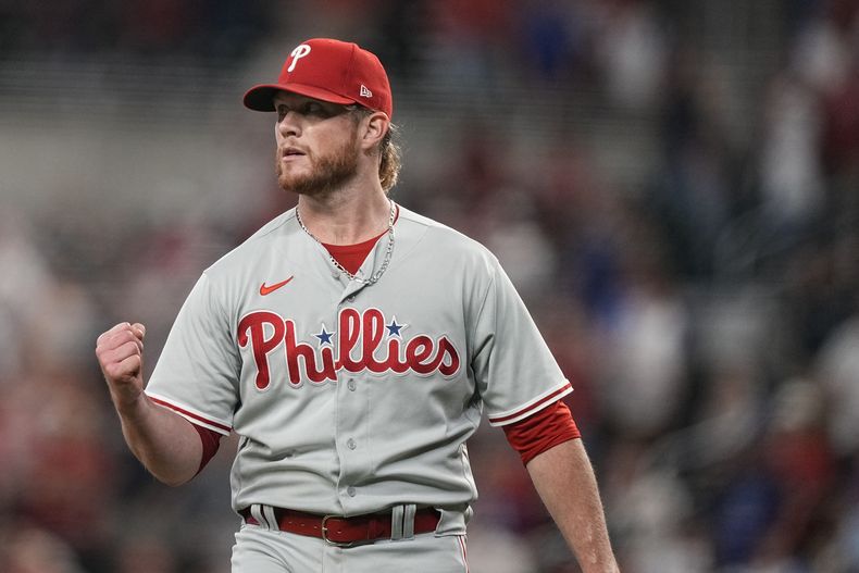 Craig Kimbrel, relevista de los Filis de Filadelfia, celebra después del final del partido de béisbol en contra de los Bravos de Atlanta, el viernes 26 de mayo de 2023, en Atlanta. Kimbrel llegó a 400 salvamentos en su carrera. (AP Foto/Brynn Anderson)
