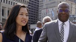 La alcaldesa de Boston, Michelle Wu, izquierda, con el comisionado de Policía de Boston, Michael Cox, fuera del ayuntamiento de la ciudad, el lunes 15 de agosto de 2022, en Boston. (AP Foto/Steven Senne, Archivo)