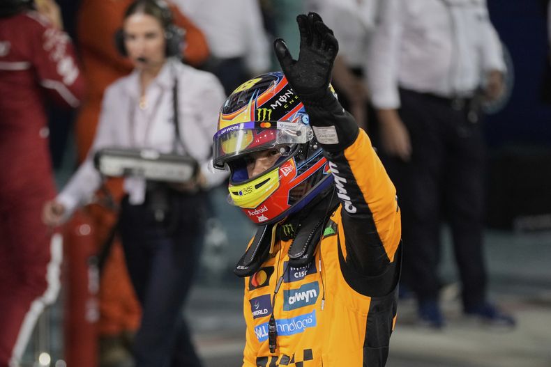 El piloto de McLaren Oscar Piastri reacciona tras ganar la pole en la calificación al Gran Premio de Bahrein el sábado 12 de octubre del 2025. (AP Foto/Darko Bandic)