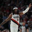 ARCHIVO - El pívot de los Trail Blazers de Portland, Robert Williams III (35), hace señales a sus compañeros durante la segunda mitad del tercer partido de una serie de primera ronda de los playoffs de la NBA contra los Spurs de San Antonio, en Portland, Oregón, el viernes 24 de abril de 2026. (Foto AP/Jenny Kane, Archivo)