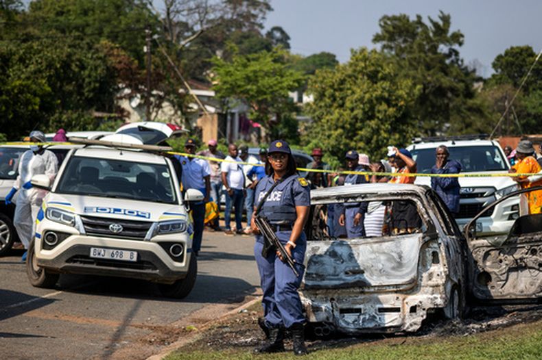 Un agente de policía, cerca del lugar donde se produjo un tiroteo durante una fiesta en una casa en KwaMakhutha, al sur de la ciudad de Durban, Sudáfrica, el 23 de septiembre de 2026. (AP Foto)