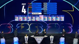 El exjugador de la NFL Tom Brady, el exjugador de la NBA Shaquille ONeal, la presentadora Samantha Johnson, el excapitán de Inglaterra Rio Ferdinand, el pelotero de los Yankees de Nueva York Aaron Judge y el exjugador de la NHL Wayne Gretzky en el sorteo a la Copa Mundial el viernes 5 de diciembre del 2025 en el Kennedy Center. (AP Foto/Alex Brandon)