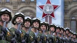 ARCHIVO - Soldados rusos marchan durante el desfile por el Día de la Victoria que marca el fin de la Segunda Guerra Mundial, en la Plaza Roja de Moscú, el 9 de mayo de 2019. (AP Foto/Alexander Zemlianichenko, archivo)