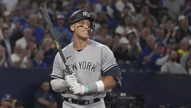 Aaron Judge, de los Yanquis de Nueva York, reacciona después de ser ponchado por el pitcher abridor de los Azulejos de Toronto Kevin Gausman durante la quinta entrada del juego de béisbol del lunes 16 de mayo de 2023, en Toronto. (Chris Young/The Canadian Press vía AP)