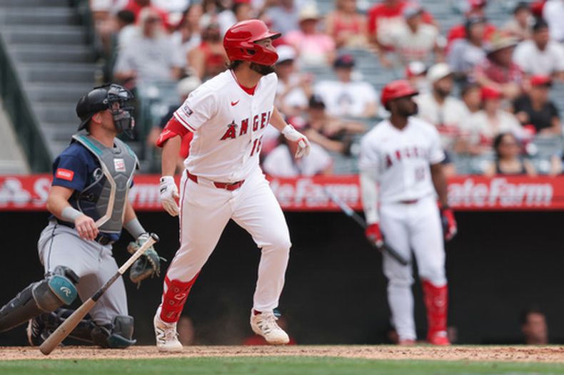 Nolan Schanuel, de los Angelinos de Los Ángeles, suelta su bate tras conectar un elevado de sacrificio para impulsar a Adam Frazier durante la undécima entrada de un juego de béisbol contra los Marineros de Seattle, el domingo 5 de abril de 2026, en Anaheim, California. (Foto AP/Jessie Alcheh)