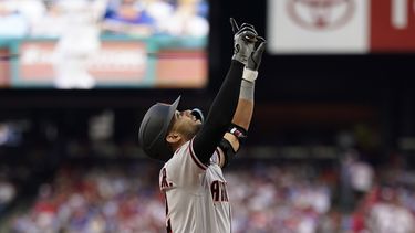 Lourdes Gurriel Jr. de los Diamondbacks de Arizona reacciona tras conectar un jonrón frente al lanzador de los Filis de Filadelfia Zach Wheeler el lunes 22 de mayo del 2023. (AP Foto/Matt Slocum)