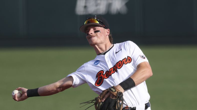 Archivo - El jugador de cuadro de Oregon State, Travis Bazzana juega durante un partido regional de béisbol de NCAA frente a Tulane el 31 de mayo de 2024, en Corvallis, Oregon. (AP Foto/Amanda Loman, Archivo)