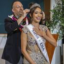 El gobernador de Hawaii Josh Green corona a Savannah Gankiewicz Miss Estados Unidos 2023 el miércoles 15 de mayo de 2024 en Honolulu en una imagen proporcionada por la Oficina del Gobernador Josh Green. Gankiewicz fue coronada el miércoles, más de una semana después de que la anterior Miss Estados Unidos renunciara alegando motivos de salud mental. (Office of Governor Josh Green, M.D. vía AP)