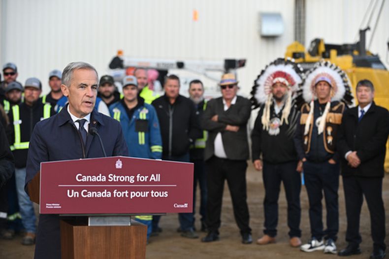 El primer ministro canadiense Mark Carney habla en una conferencia de prensa en Fort McMurray, Alberta, Canadá, el jueves 1 de octubre de 2026, acerca del proyecto del oleoducto Pacific Link. (Greg Halinda/The Canadian Press vía AP)