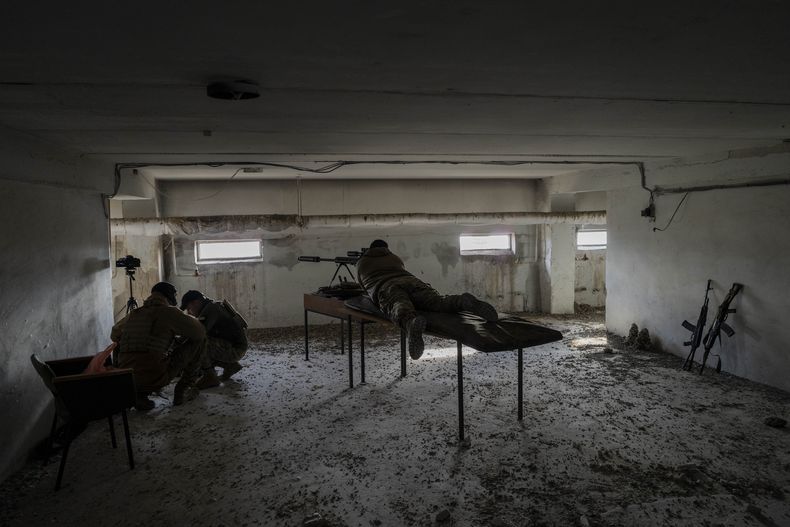 Un francotirador apunta hacia puestos rusos durante un operativo en la región Jersón, sur de Ucrania, el sábado 19 de noviembre de 2022. (AP Foto/Bernat Armangue)