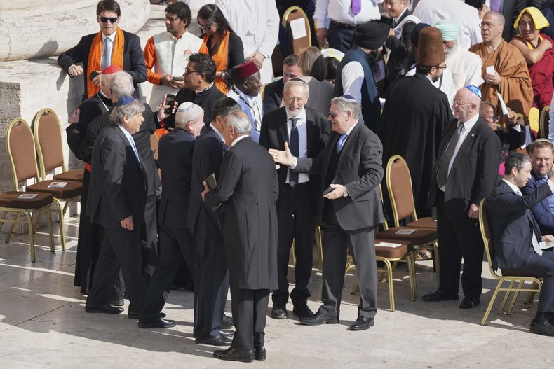 Diferentes líderes religiosos llegan para la ceremonia de investidura del papa León XIV en la Plaza de San Pedro en la Ciudad del Vaticano el 18 de mayo del 2025. (AP foto/Stefano Costantino)