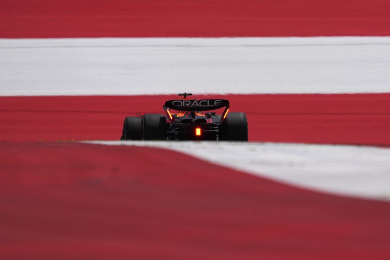 Max Verstappen al volante de su Red Bull durante una práctica del Gran Premio de Austria, el viernes 30 de junio de 2023, en Spielberg, Austria. (AP Foto/Darko Vojinovic)