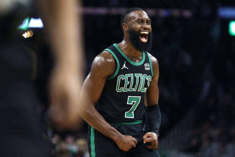 Jaylen Brown, de los Celtics de Boston, festeja tras encestar en el partido del viernes 15 de diciembre de 2023, ante el Magic de Orlando (AP Foto/Michael Dwyer)