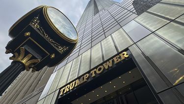 En esta fotografía del viernes 22 de marzo de 2024 se puede ver la fachada de la Torre Trump, en Nueva York. (AP Foto/Ted Shaffrey, Archivo)