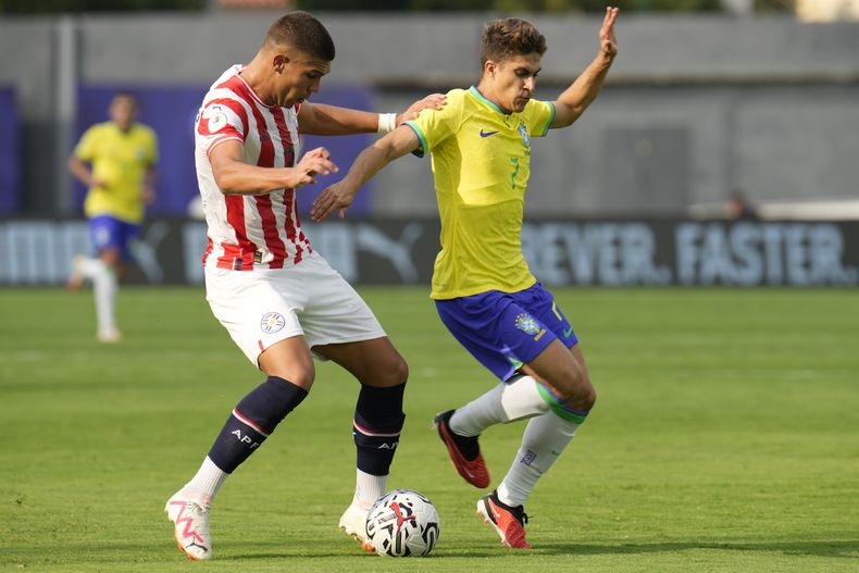 Ronaldo De Jesús de Paraguay y Gabriel Pirani de Brasil pelean por el balón en el torne del Preolímpico Sudamericano sub-23 el lunes 5 de febrero del 2024 en Caracas, Venezuela. (AP Foto/Ariana Cubillos)