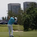 Brooks Koepka golpea la pelota hacia el hoyo 14 durante una práctica para el US Open, el martes 13 de junio de 2023, en Los Ángeles (AP Foto/Matt York)