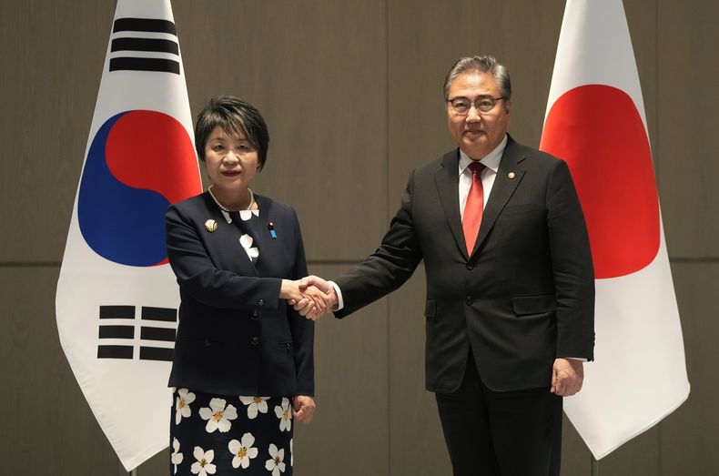El ministro de Asuntos Exteriores de Corea del Sur, Park Jin, a la derecha, estrecha la mano de la ministra de Asuntos Exteriores de Japón, Yoko Kamikawa, antes de una reunión el domingo 26 de noviembre de 2023, Busan, Corea del Sur. (AP Foto/Ahn Young-joon, Pool)