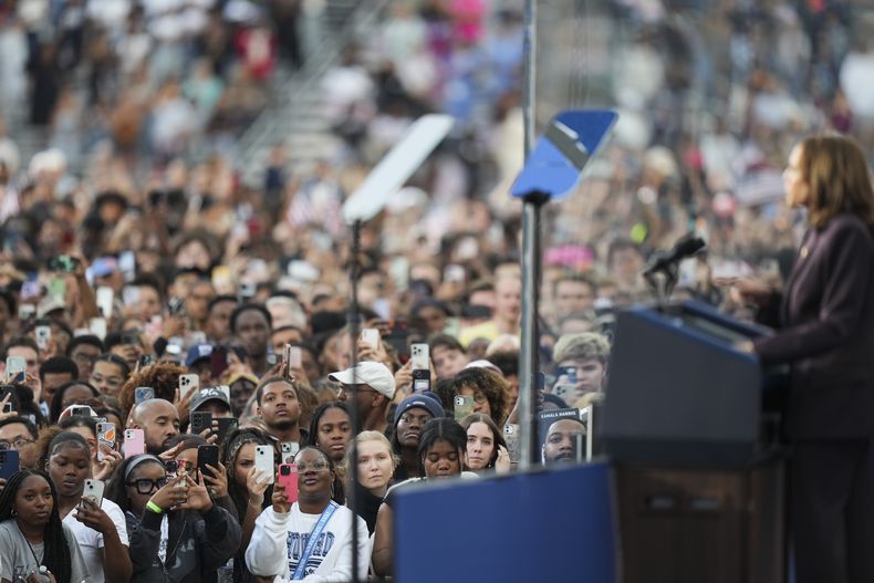 La gente reacciona mientras la vicepresidenta Kamala Harris da un discurso de concesión de la elección presidencial el miércoles 6 de noviembre de 2024 en el campus de la universidad Howard en Washington. (AP Foto/Stephanie Scarbrough)