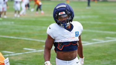 J.K. Dobbins, corredor de los Broncos de Denver, participa en un ejercicio durante el entrenamiento del equipo en el campamento, el lunes 10 de agosto de 2026, en Centennial, Colorado. (AP Foto/David Zalubowski)