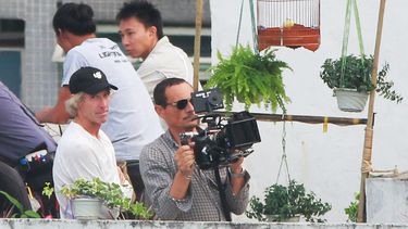 americateve | El director estadounidense Michael Bay, izqiuerda, ayuda a un camar&oacute;grafo en la filmaci&oacute;n de "Transformers Four" en Hong Kong el jueves 17 de octubre de 2013. Dos hombres fueron arrestados tras as altar a Bay mientras trabajaba en