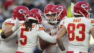 Harrison Butker (centro-derecha), pateador de los Chiefs de Kansas City, festeja con sus compañeros luego de convertir un gol de campo ante los Chargers de Los Ángeles, el domingo 7 de enero de 2024 (AP Foto/Ashley Landis)
