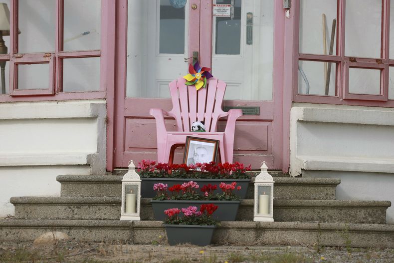 Ofrendas colocadas fuera de la antigua casa de Sinéad OConnor antes del funeral de la cantante en Bray, en el condado de Wicklow, Irlanda el martes 8 de agosto de 2023. (Liam McBurneyPA vía AP)