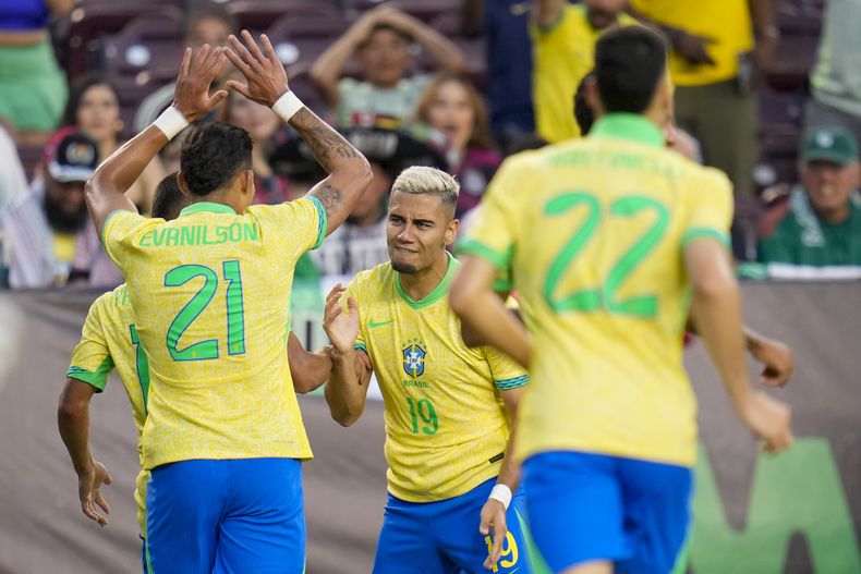El brasileño Andreas Pereira celebra su gol en la primera mitad con sus compañeros en el duelo amistoso ante México el sábado 8 de junio del 2024. (AP Foto/Julio Cortez)
