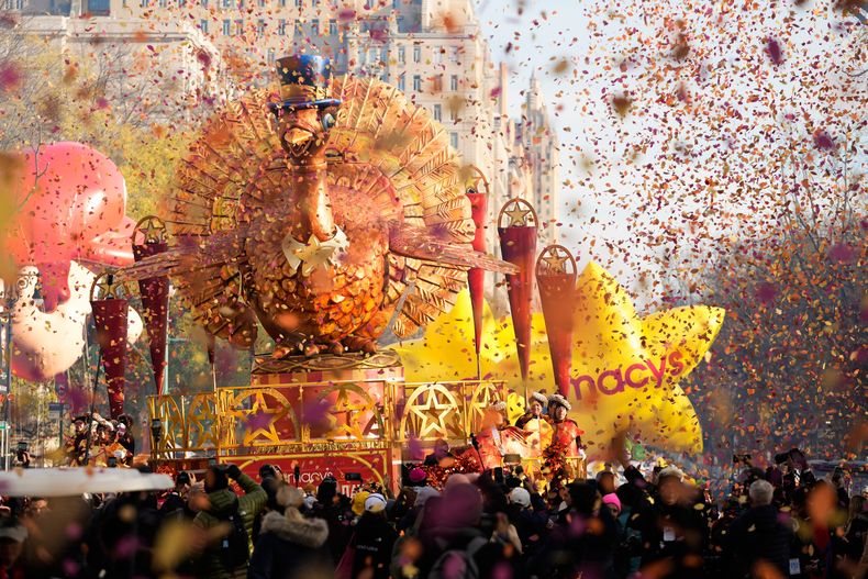 Confeti llena el aire mientras la carroza de Tom Turkey comienza su recorrido por Central Park West durante el Desfile del Día de Acción de Gracias de Macys, el jueves 27 de noviembre de 2025, en Nueva York. (Foto AP/Frank Franklin)