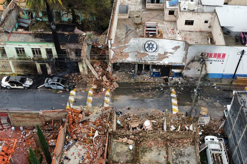 Una comisaría municipal, en la imagen superior, y otros edificios resultan dañados tras la explosión de un coche bomba la noche anterior en Ojocaliente, en el estado de Zacatecas, México, el lunes 31 de agosto de 2026. (AP Foto/Eduardo Pesci)