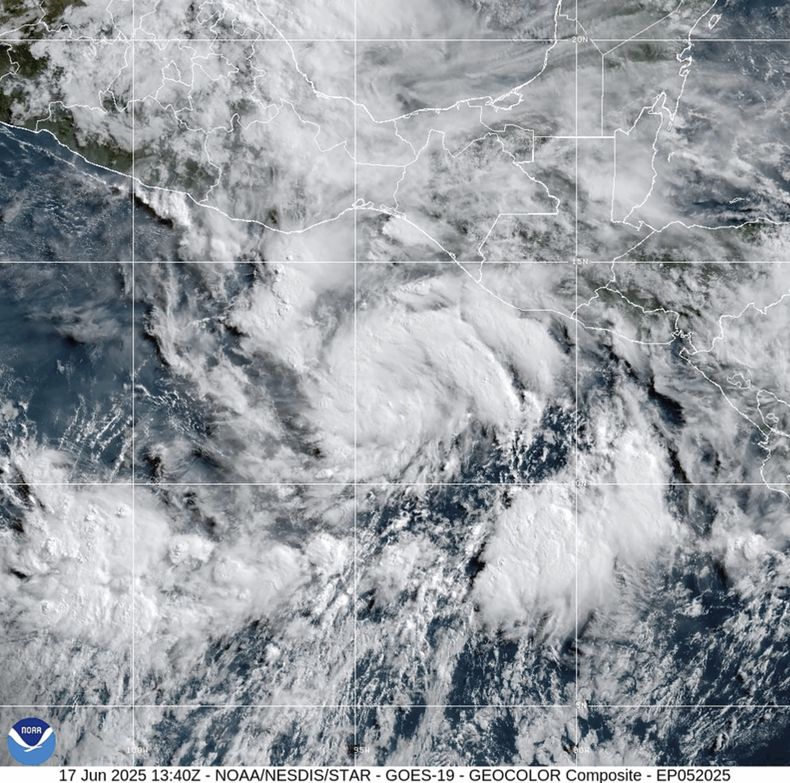 Foto satelital difundida por la Oficina Nacional de Administración Oceánica y Atmosférica de Estados Unidos (NOAA, por sus siglas en inglés), que muestra a la tormenta tropical Erick el 17 de junio del 2025. (NOAA via AP)