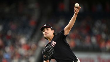 El lanzador de los Nacionales de Washington, Andrew Alvarez, hace un envío durante la tercera entrada de un partido de béisbol contra los Mets de Nueva York, el 25 de septiembre de 2026, en Washington. (Foto AP/Nick Wass)