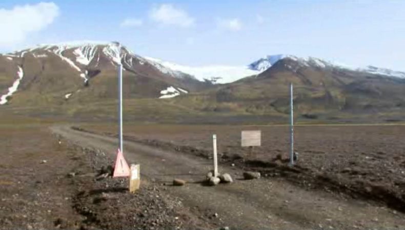 En una imagen de un video del 19 de agosto del 2014, una se&ntilde;al est&ntilde;a colocada junto al camino a Bardarbunga, un estratovolc&aacute;n ubicado bajo el mayor glaciar de Islandia.  (Foto AP/Cortesia del Canal 2 Islandia)