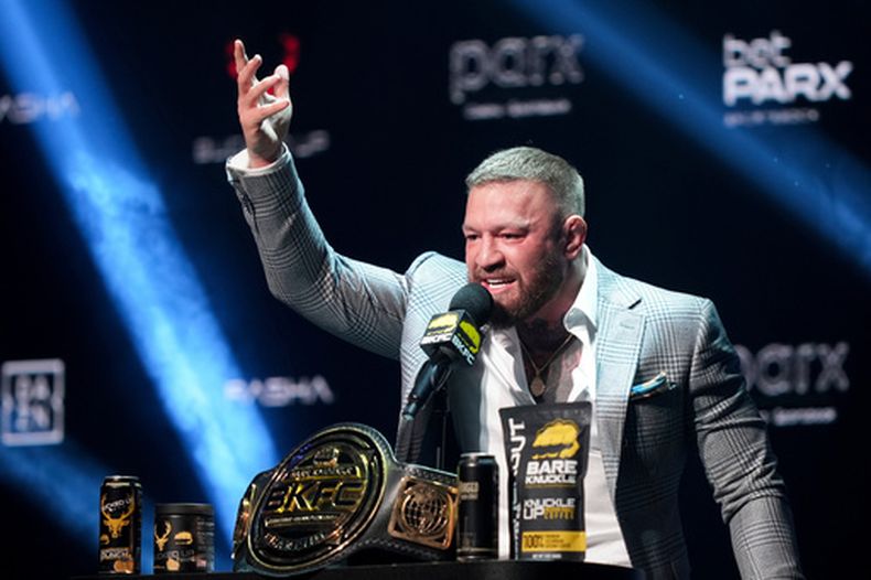 ARCHIVO - Foto del 23 de enero del 2025, el irlandés Conor McGregor habla durante la conferencia de prensa del FILE KnuckleMania V boxing. (AP Foto/Matt Rourke, Archivo)
