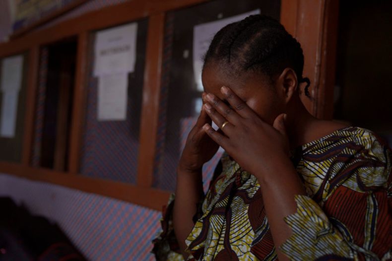 Una mujer reacciona durante una entrevista en el centro de salud mental de Samelo, donde recibe tratamiento tras perder a dos familiares y varias personas cercanas en un brote de ébola en Bunia, República Democrática del Congo, el 15 de octubre de 2026. (AP Foto/Dieudonne Dirole)