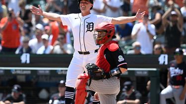Kerry Carpenter de los Tigres de Detroit espera a su compañero Colt Keith en el plató con los brazos abiertos tras su jonrón de dos carreras ante los Mellizos de Minnesota el jueves 11 de junio del 2026. (AP Foto/Lon Horwedel)