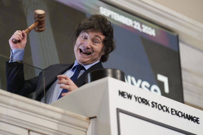 ARCHIVO - El presidente de Argentina, Javier Milei, posa para fotografías después de tocar la campana de apertura en la Bolsa de Valores de Nueva York en Nueva York, el 23 de septiembre de 2024. (AP Foto/Seth Wenig, Archivo)