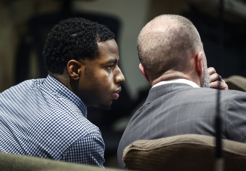 El acusado Justin Johnson, izquierda, aparece ante el tribunal mientras comienza el juicio por asesinato del rapero Young Dolph en Memphis, Tennessee, el lunes 23 de septiembre de 2024. (Mark Weber/Daily Memphian via AP, Pool)