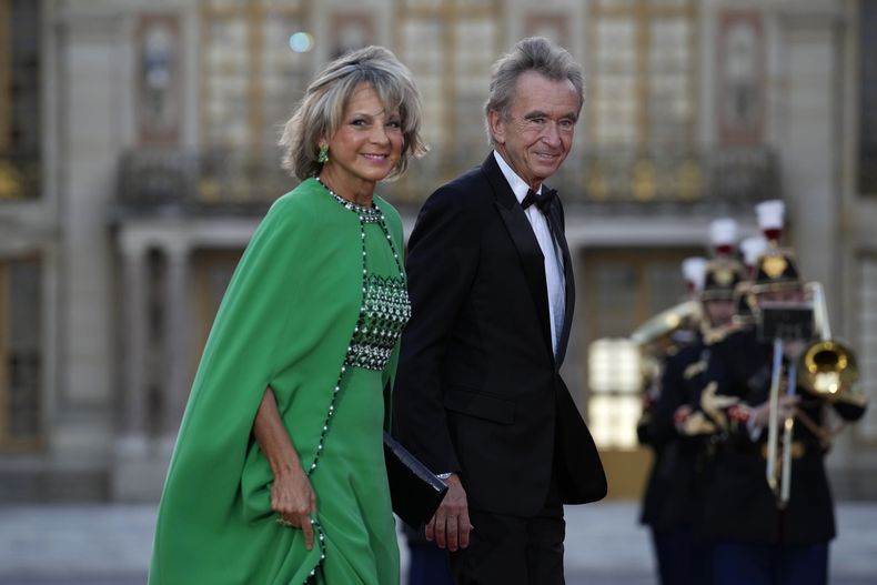 ARCHIVO - El director ejecutivo de LVMH, Bernard Arnault, y su esposa Helene Mercier llegan a una cena de estado en honor del rey Carlos III de Gran Bretaña en el Palacio de Versalles, al oeste de París, el 20 de septiembre de 2023. Un importante papel de patrocinio destinado a pulir la imagen de los Juegos Olímpicos de Verano de París 2024 y la capital francesa, es un nuevo capítulo en la especialidad de LVMH de vender exclusividad a gran escala bajo su presidente y director ejecutivo, Arnault. (Foto AP/Christophe Ena, archivo)